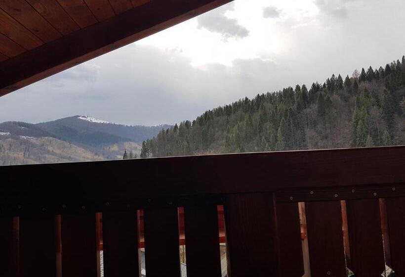 اتاق لوکس با تراس, Atava Family House