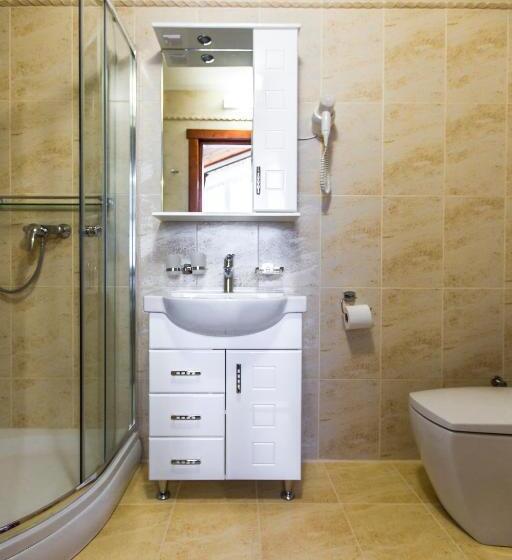 اتاق لوکس با تراس, Atava Family House