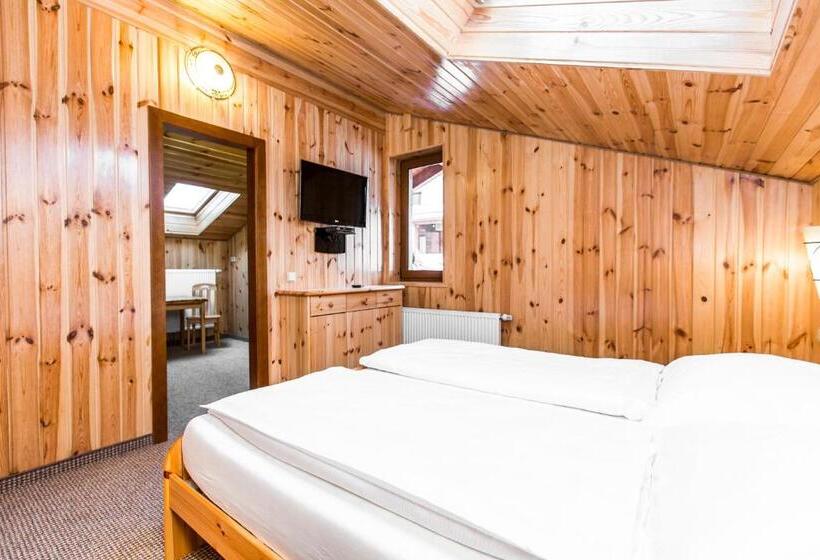 اتاق سوپریور, Atava Family House