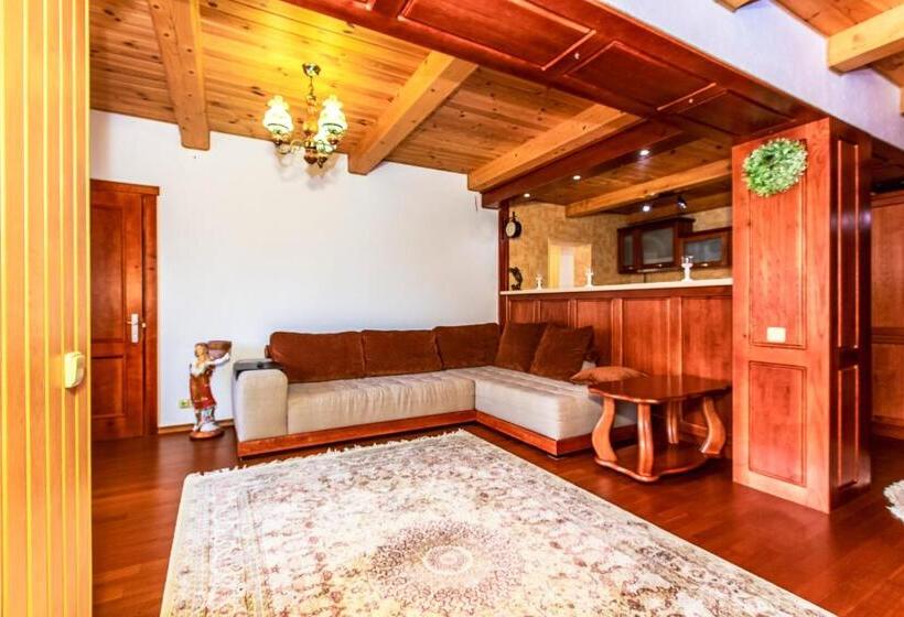 آپارتمان 3 خوابه, Atava Family House