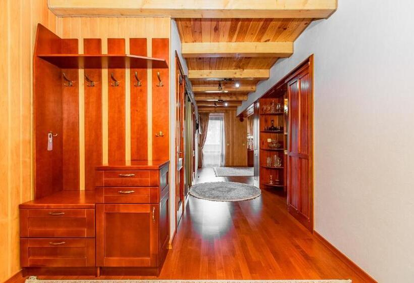 آپارتمان 3 خوابه, Atava Family House