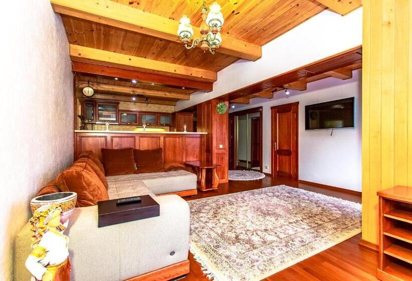 آپارتمان 3 خوابه, Atava Family House