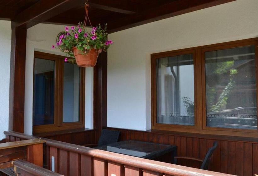 اتاق خانوادگی, Atava Family House