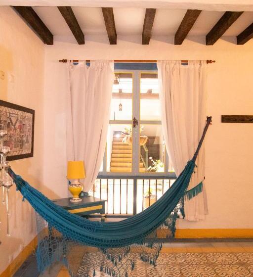 스탠다드 트리플 룸, El Despertar