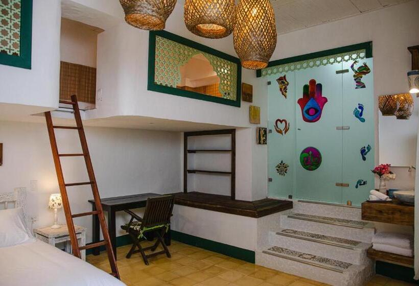 스탠다드 트리플 룸, El Despertar