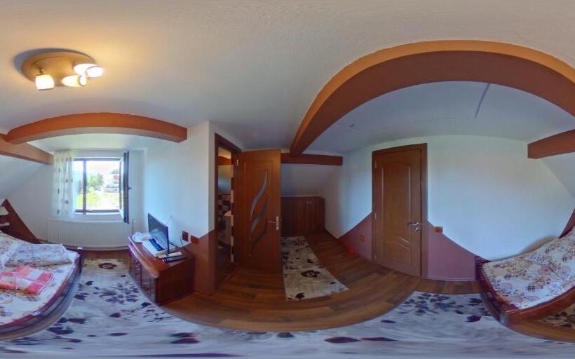 标准三人间, Casa Edy