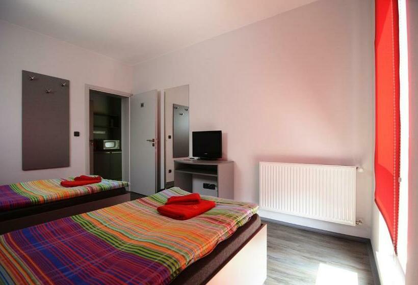 스탠다드 스튜디오, Pension Escrime