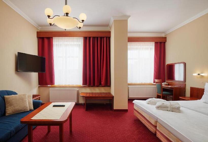 جناح جونيور, Wellness Hotel Lužan