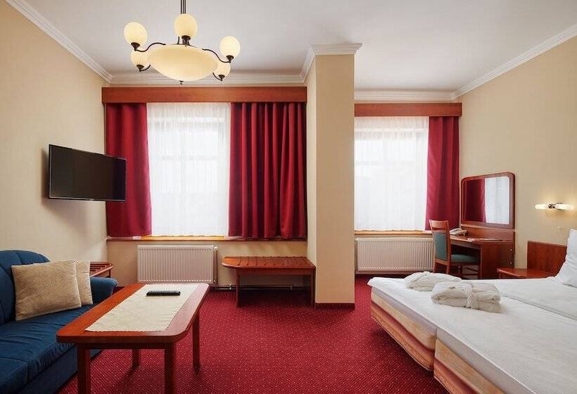 جناح جونيور, Wellness Hotel Lužan