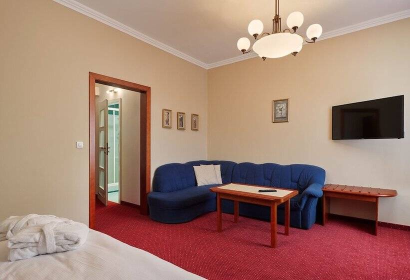 جناح جونيور, Wellness Hotel Lužan