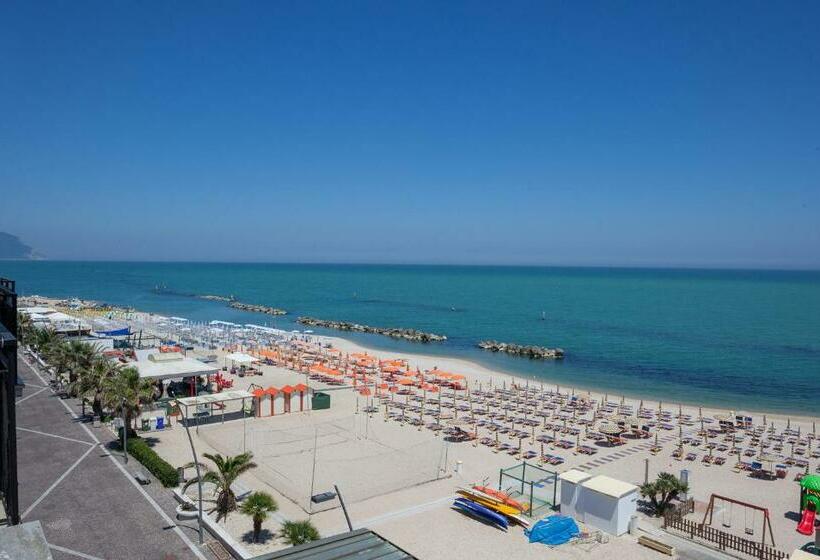 オーシャンビュースタンダードルーム, Bianchi Nicola