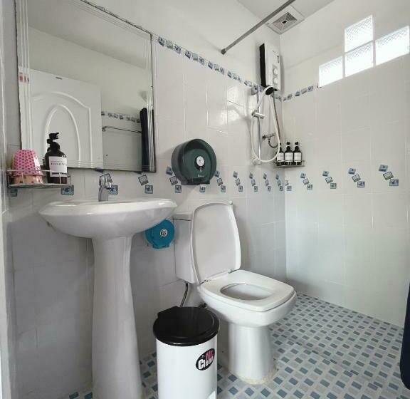 ルームシェアのワンベッド, Dee Dee Sea Front