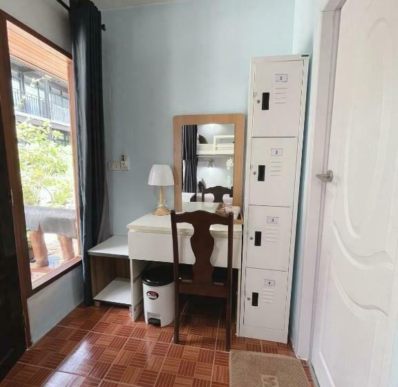 ルームシェアのワンベッド, Dee Dee Sea Front