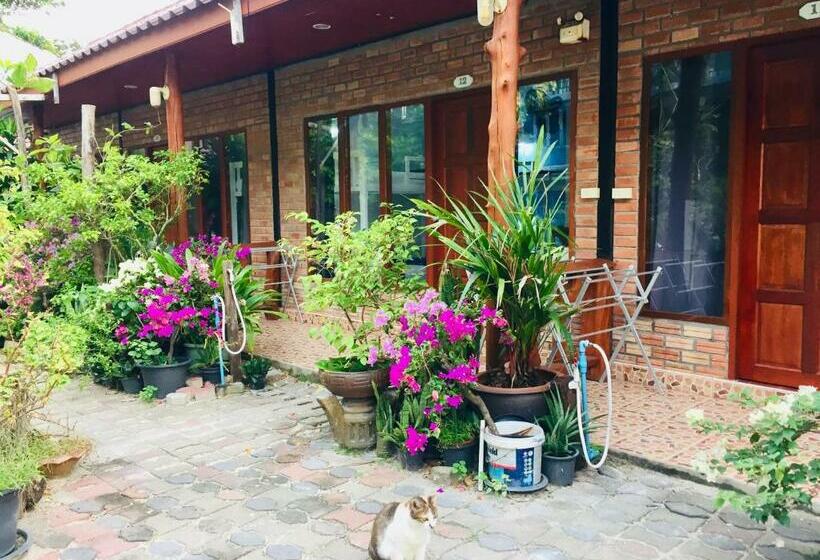 ルームシェアのワンベッド, Dee Dee Sea Front