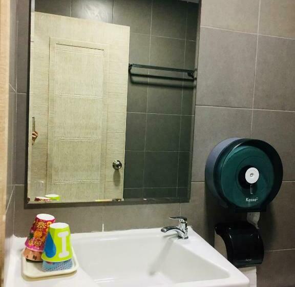 ルームシェアのワンベッド, Dee Dee Sea Front