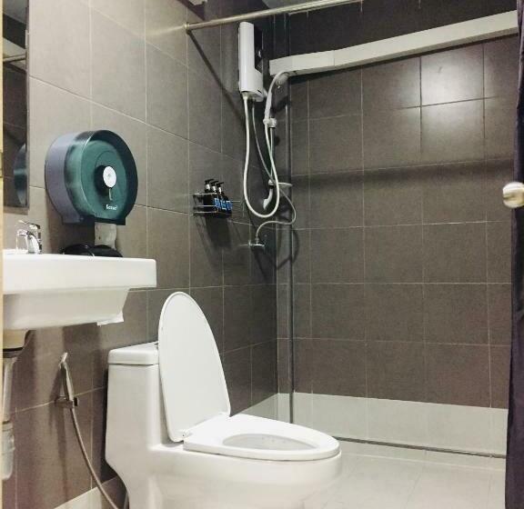 ルームシェアのワンベッド, Dee Dee Sea Front