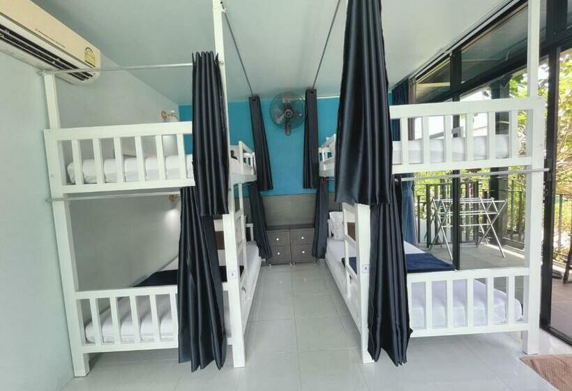 ルームシェアのワンベッド, Dee Dee Sea Front