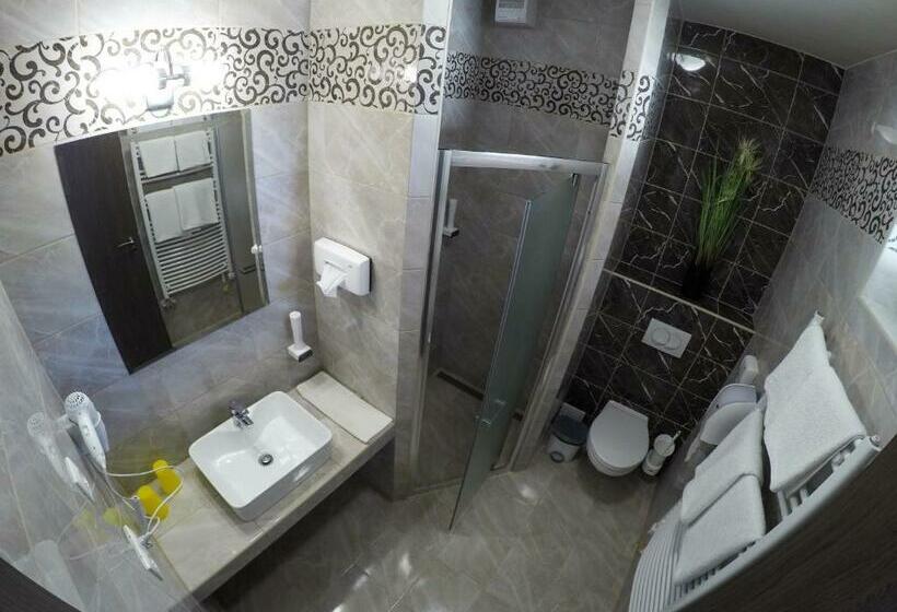 패밀리 룸, Főnix Apartman