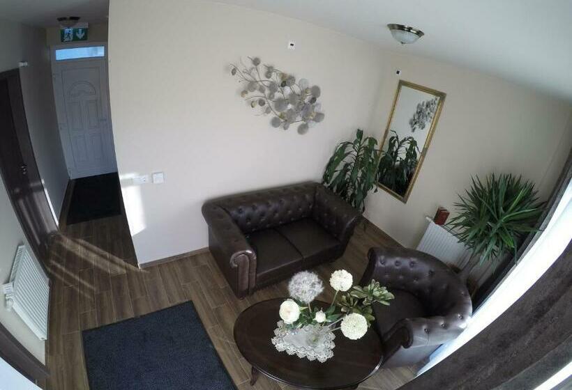 Семейный Номер, Főnix Apartman