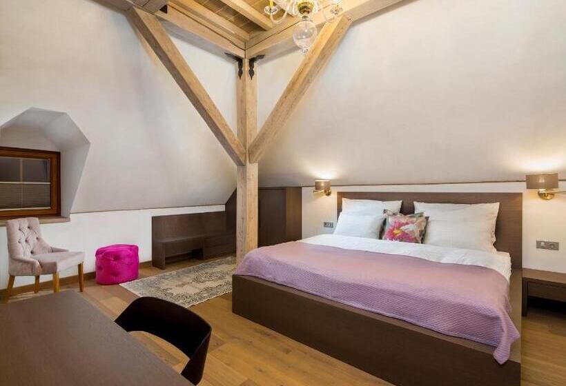 Номер Стандарт, Kaštieľ Kubínyi