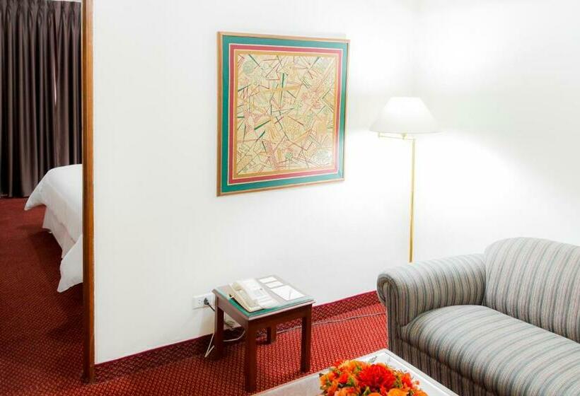 Полулюкс, Carrera