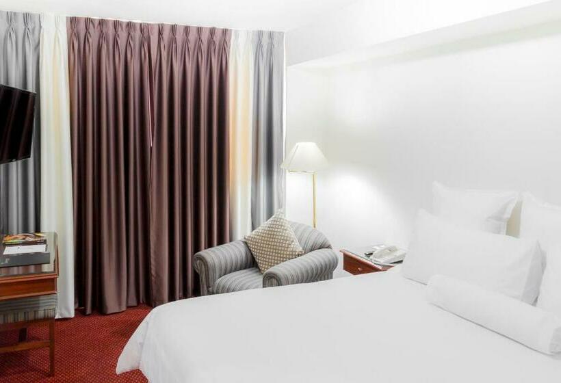 Полулюкс, Carrera