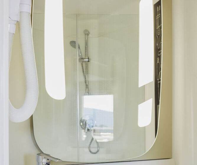 غرفة قياسية مطلّة علي البحر, Ibis La Ciotat