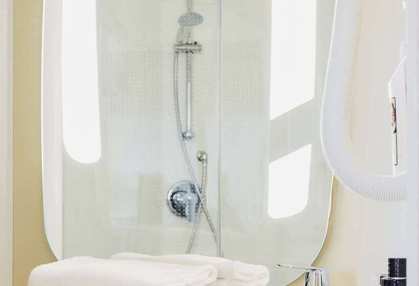 غرفة قياسية مطلّة علي البحر, Ibis La Ciotat