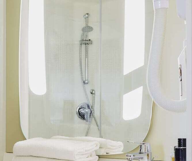 غرفة قياسية مطلّة علي حمام السباحة, Ibis La Ciotat