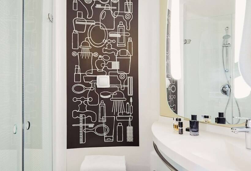 غرفة قياسية مطلّة علي حمام السباحة, Ibis La Ciotat