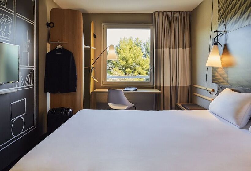 غرفة قياسية مطلّة علي حمام السباحة, Ibis La Ciotat