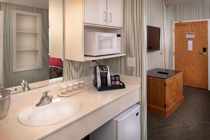 キングサイズベッドのスイートルーム, Williamsburg Woodlands Hotel & Suites, An Official Colonial Williamsburg