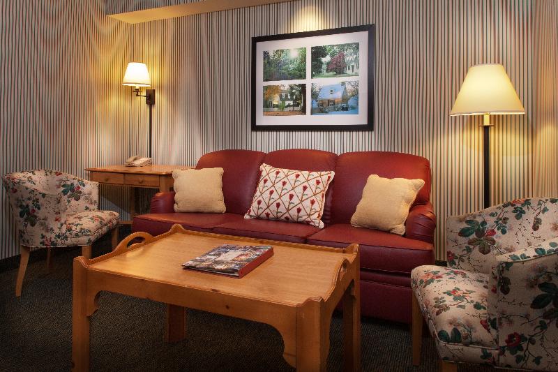 キングサイズベッドのスイートルーム, Williamsburg Woodlands Hotel & Suites, An Official Colonial Williamsburg