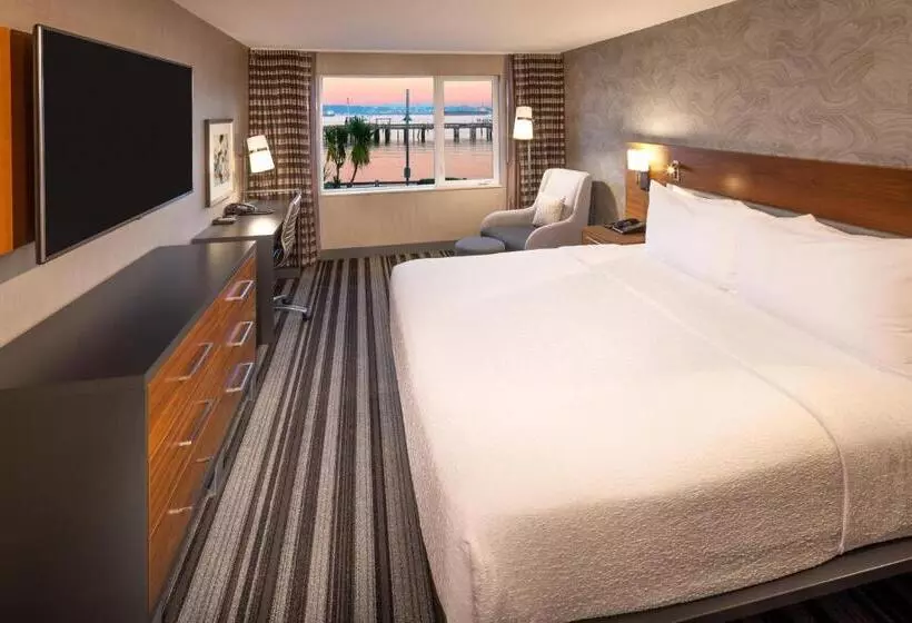 キングサイズベッドのスタンダードルーム, Silver Cloud Hotel Tacoma Waterfront