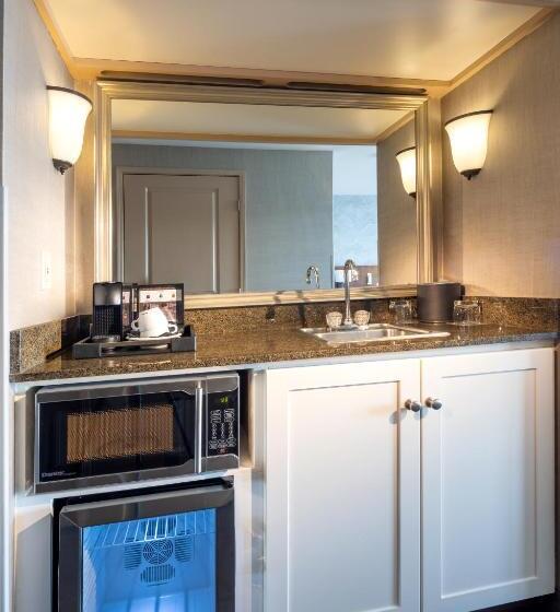 可观景的套房, Silver Cloud Hotel Tacoma Waterfront