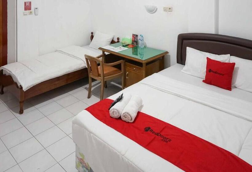 Családi Szoba, Reddoorz Plus @ Alun Alun Nganjuk