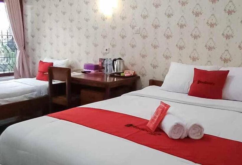 Семейный Номер, Reddoorz Plus @ Alun Alun Nganjuk