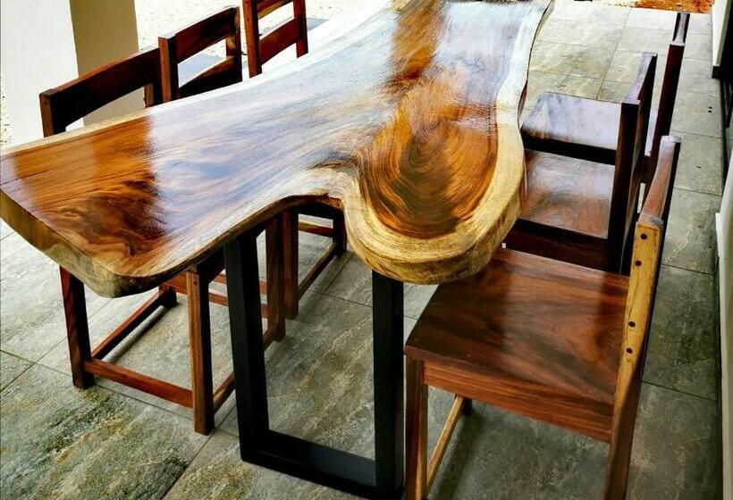 디럭스 스튜디오, Little Hawaii Avellanas