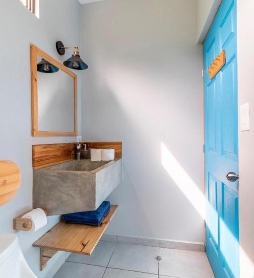 디럭스 스튜디오, Little Hawaii Avellanas