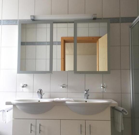 חדר משפחתי, Alpina