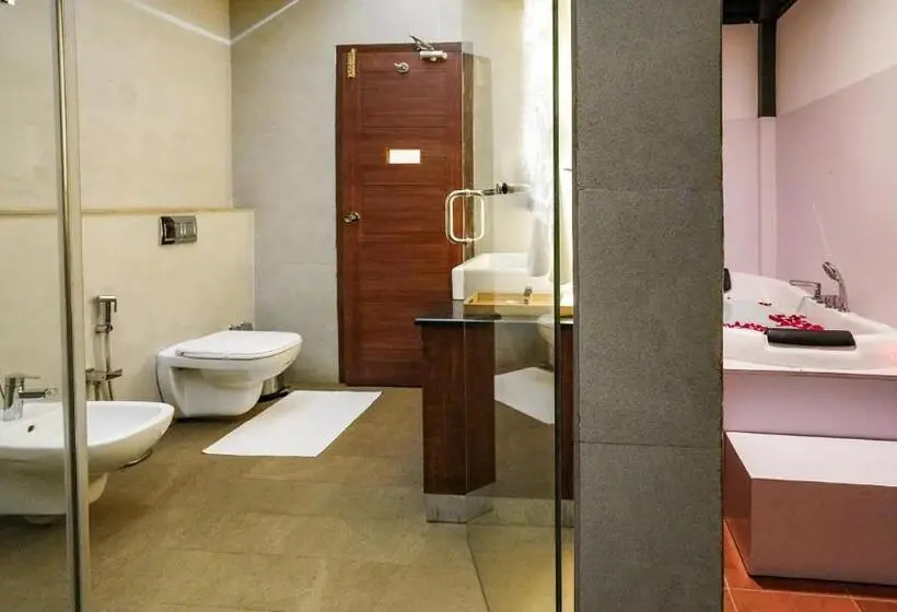 ハイドロマッサージバス付きスイート, Kuruva Island Resort And Spa   By Kabini Breeze