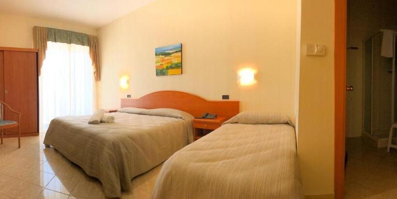 חדר סטנדרט לשלושה, Mille Pini