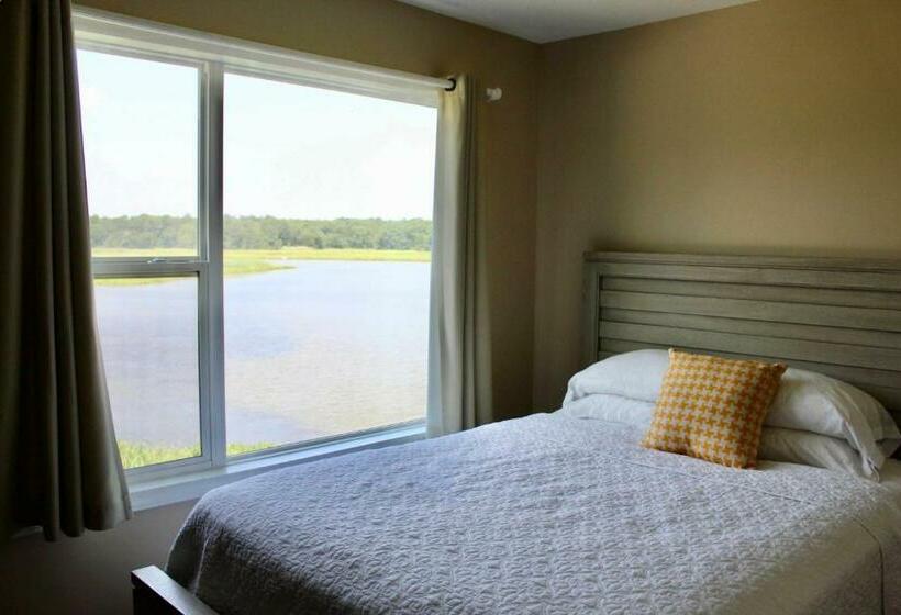 غرفة قياسية, Surry Seafood Company