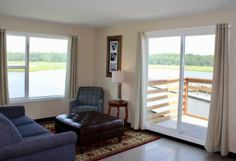 غرفة قياسية, Surry Seafood Company