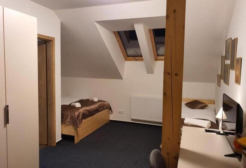 Трехместный Номер Классика, Penzion A Restaurace U Sousedů