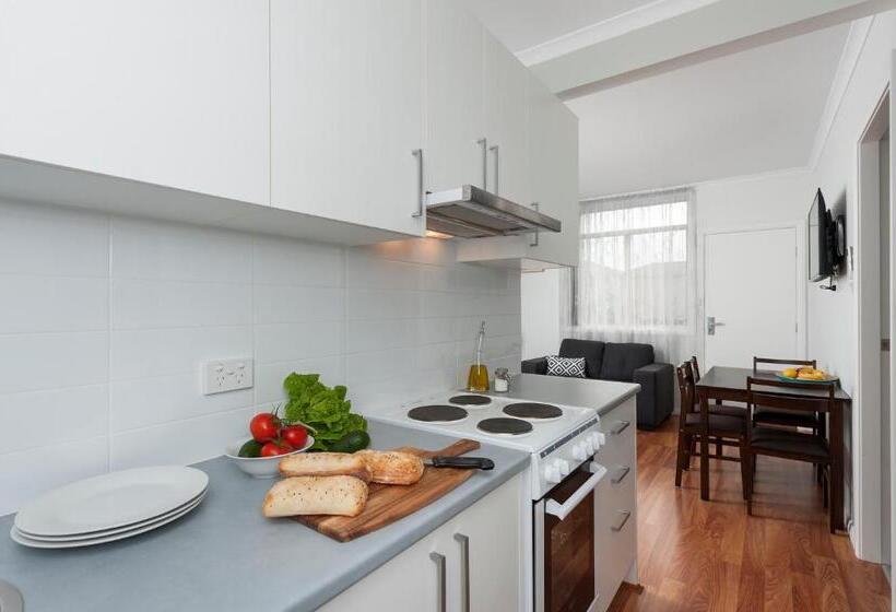 דירת חדר, 125 Milton