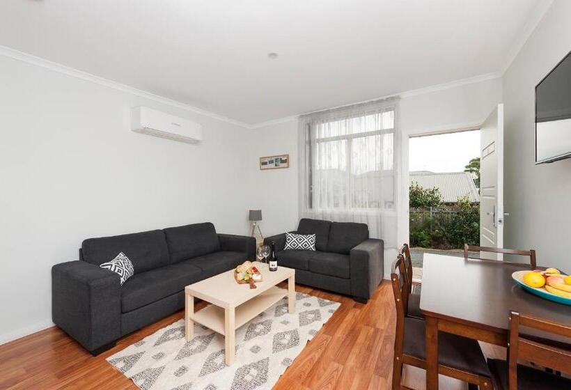 דירת חדר, 125 Milton