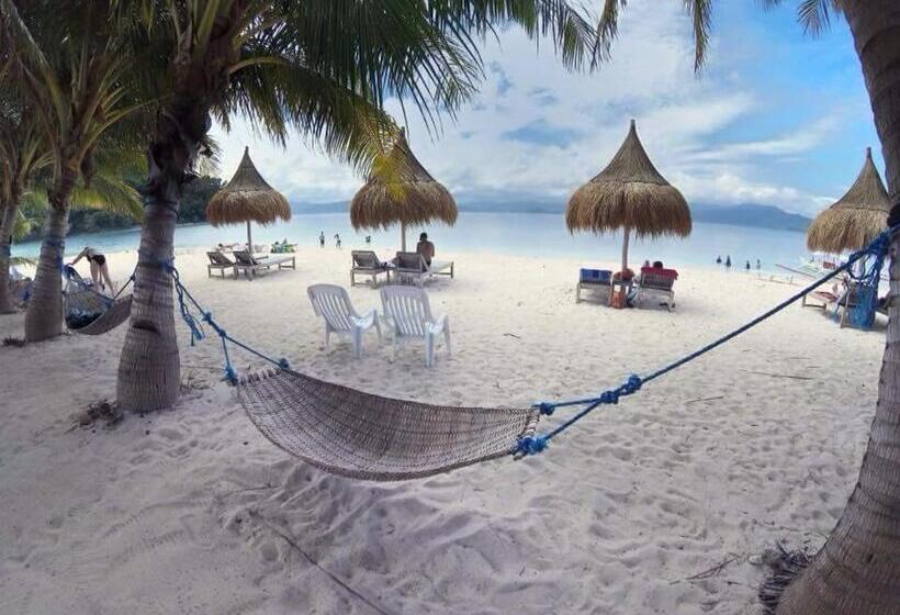 חדר משפחתי, Aquarius   Port Barton