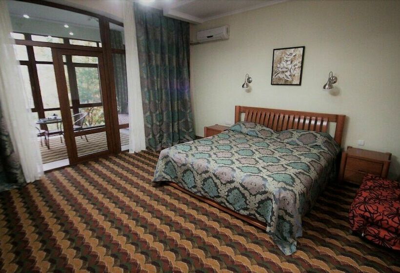 جناح مزوَّد بشرفة, Green Canyon Uzbekistan