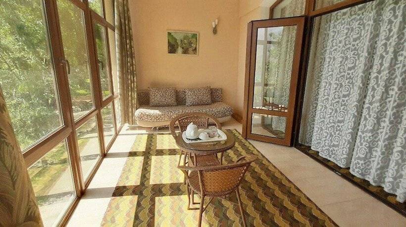 جناح مزوَّد بشرفة, Green Canyon Uzbekistan